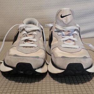 GUC Nike Neutral/Taupe/Black Athletic Sneakers